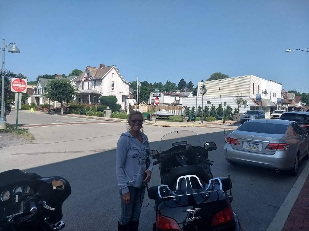 Mammas Place Family Diner | restaurant | 139 Grand Ave, Mars, PA 16046, USA | 7246259544 OR +1 724-625-9544