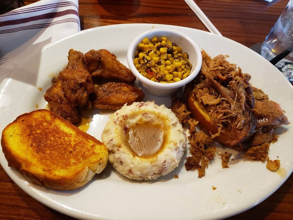 Smokey Bones | restaurant | 6690 E State St, Rockford, IL 61108, USA | 8155161291 OR +1 815-516-1291