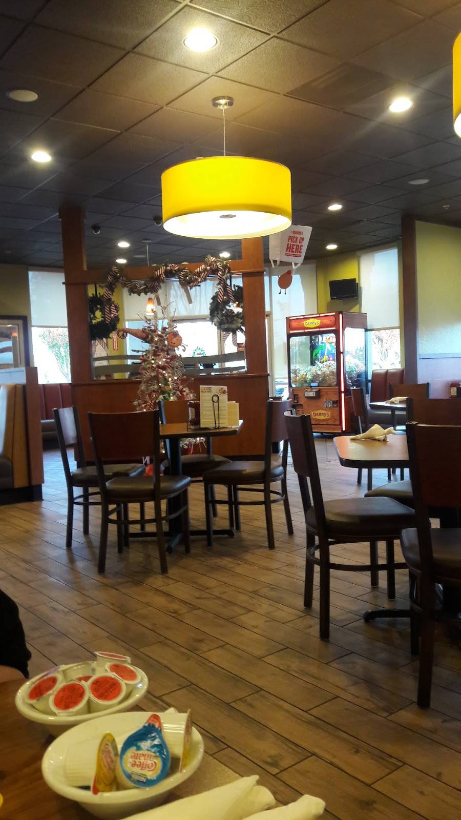 Dennys | restaurant | 536 Academy Ave, Sanger, CA 93657, USA | 5598762106 OR +1 559-876-2106