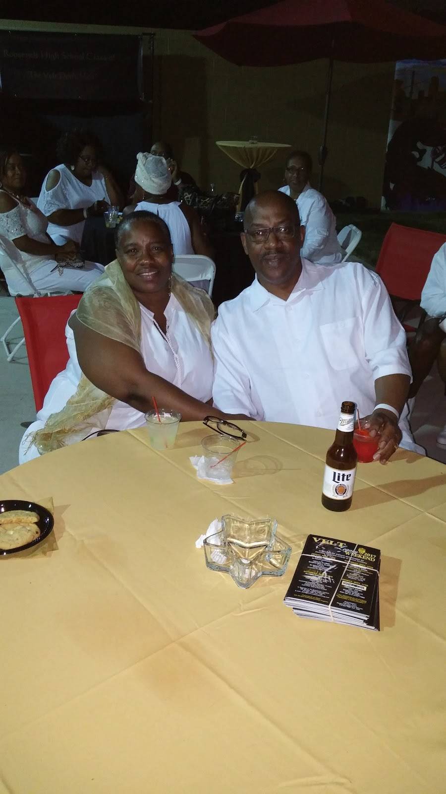 Ques Lounge | restaurant | 4469 Broadway, Gary, IN 46409, USA | 2198068001 OR +1 219-806-8001