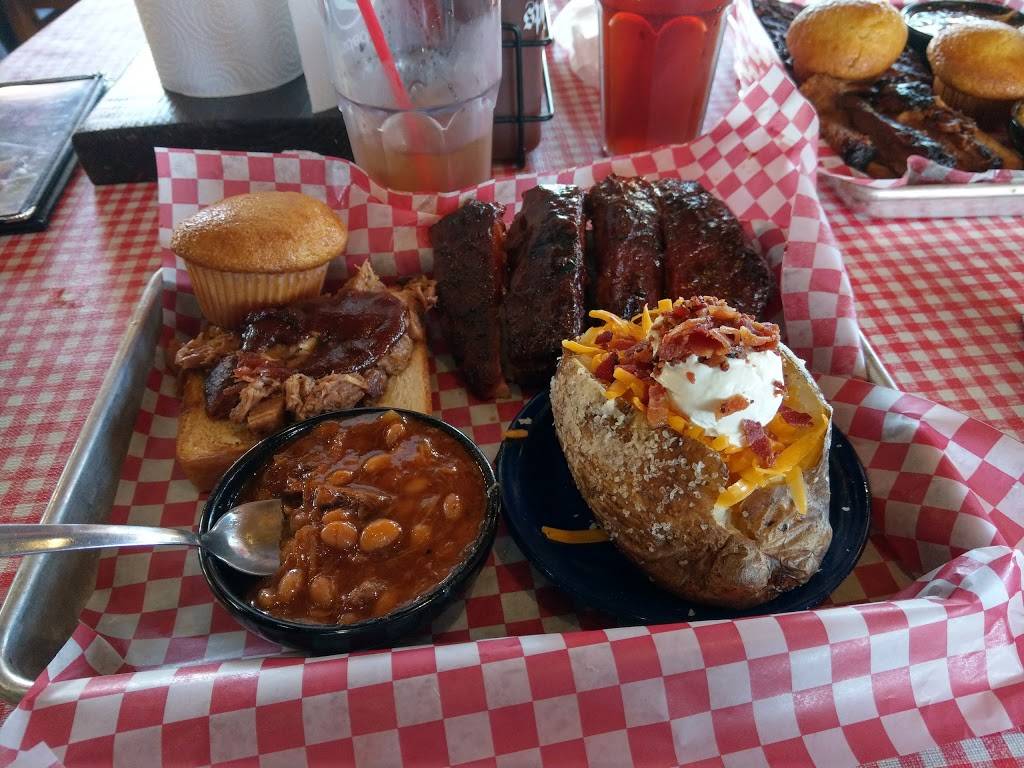 Famous Daves Bar-B-Que | restaurant | 900 S Park St, Madison, WI 53715, USA | 6082869400 OR +1 608-286-9400