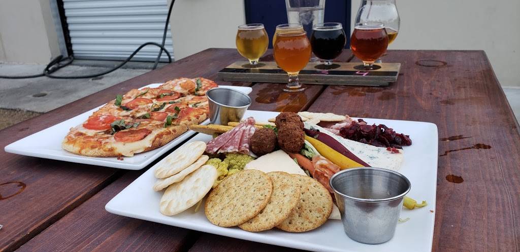 White Rock Alehouse & Brewery | restaurant | 7331 Gaston Ave #100, Dallas, TX 75214, USA | 2149897570 OR +1 214-989-7570