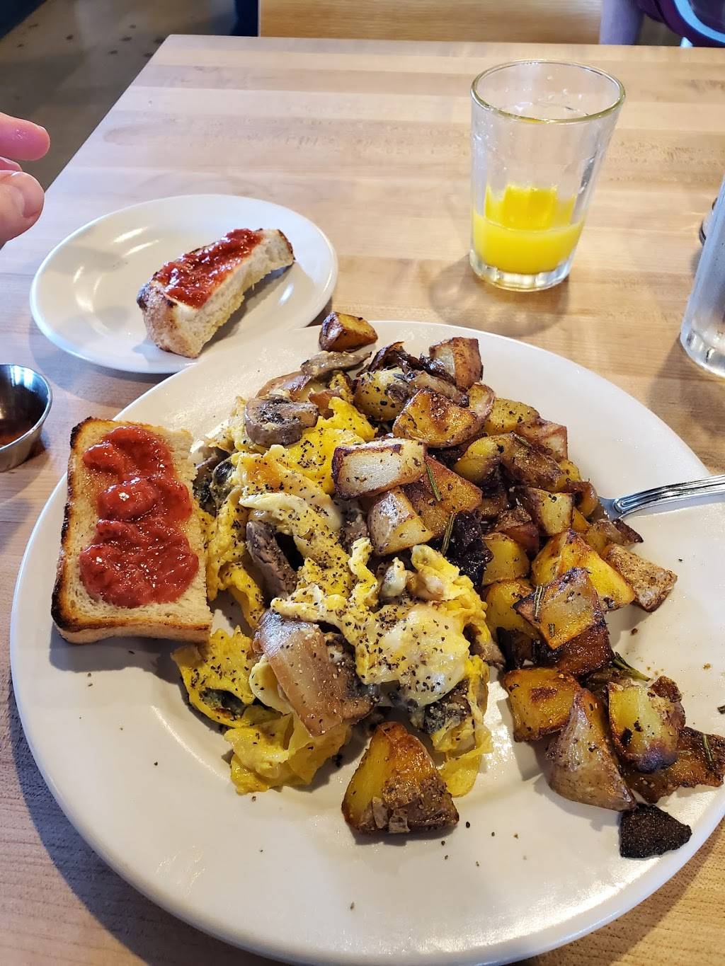 Matts Big Breakfast | restaurant | 13610 N Scottsdale Rd #1, Scottsdale, AZ 85254, USA | 4805900096 OR +1 480-590-0096