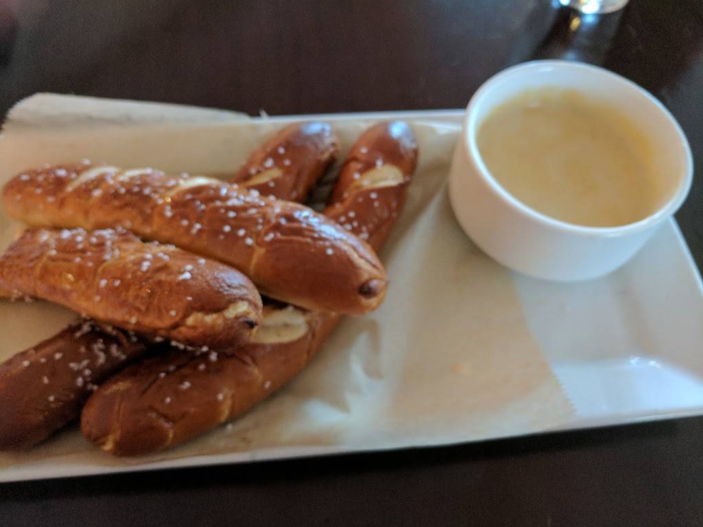 Volt | restaurant | 400 Renaissance Dr W, Detroit, MI 48243, USA | 3135688700 OR +1 313-568-8700