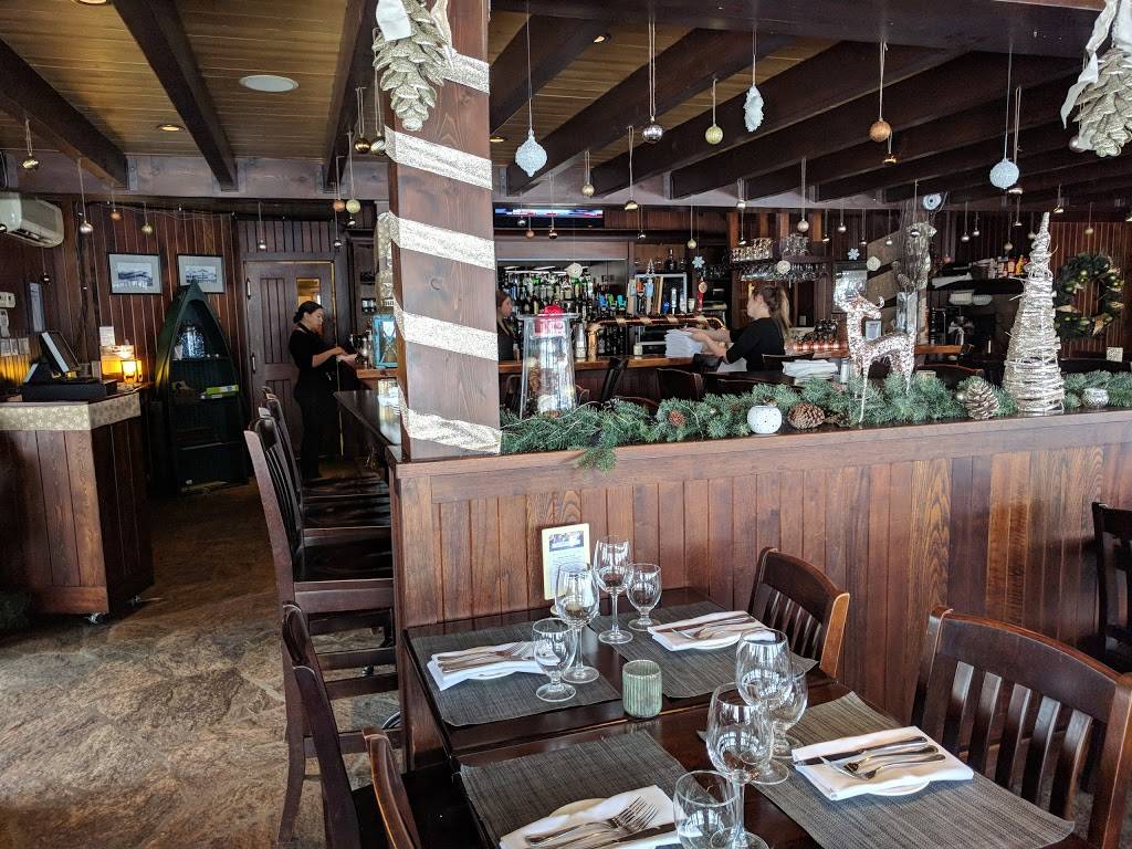 Crossroads | restaurant | 2 Cardwell Rd, Rosseau, ON P0C 1J0, Canada | 7057324343 OR +1 705-732-4343