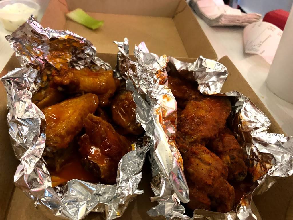 Buffalo Boss | restaurant | 30 Mall Drive West, Jersey City, NJ 07310, USA | 2014209200 OR +1 201-420-9200