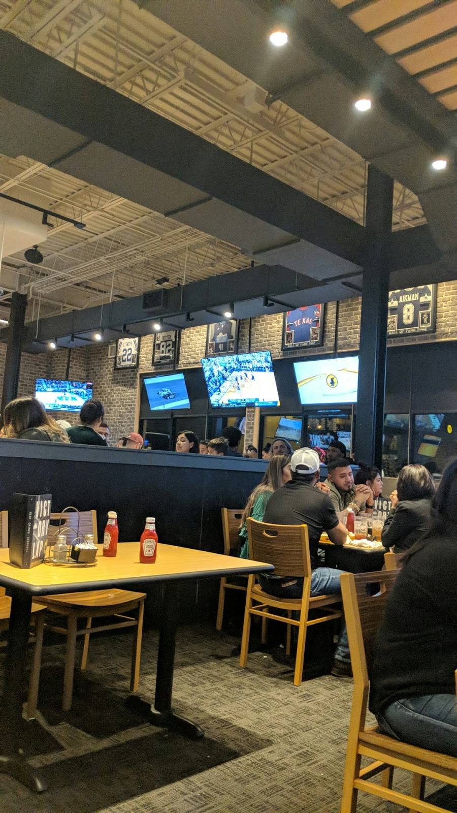 Buffalo Wild Wings | restaurant | 3333 Canyon Bluff, Dallas, TX 75211, USA | 2143335032 OR +1 214-333-5032