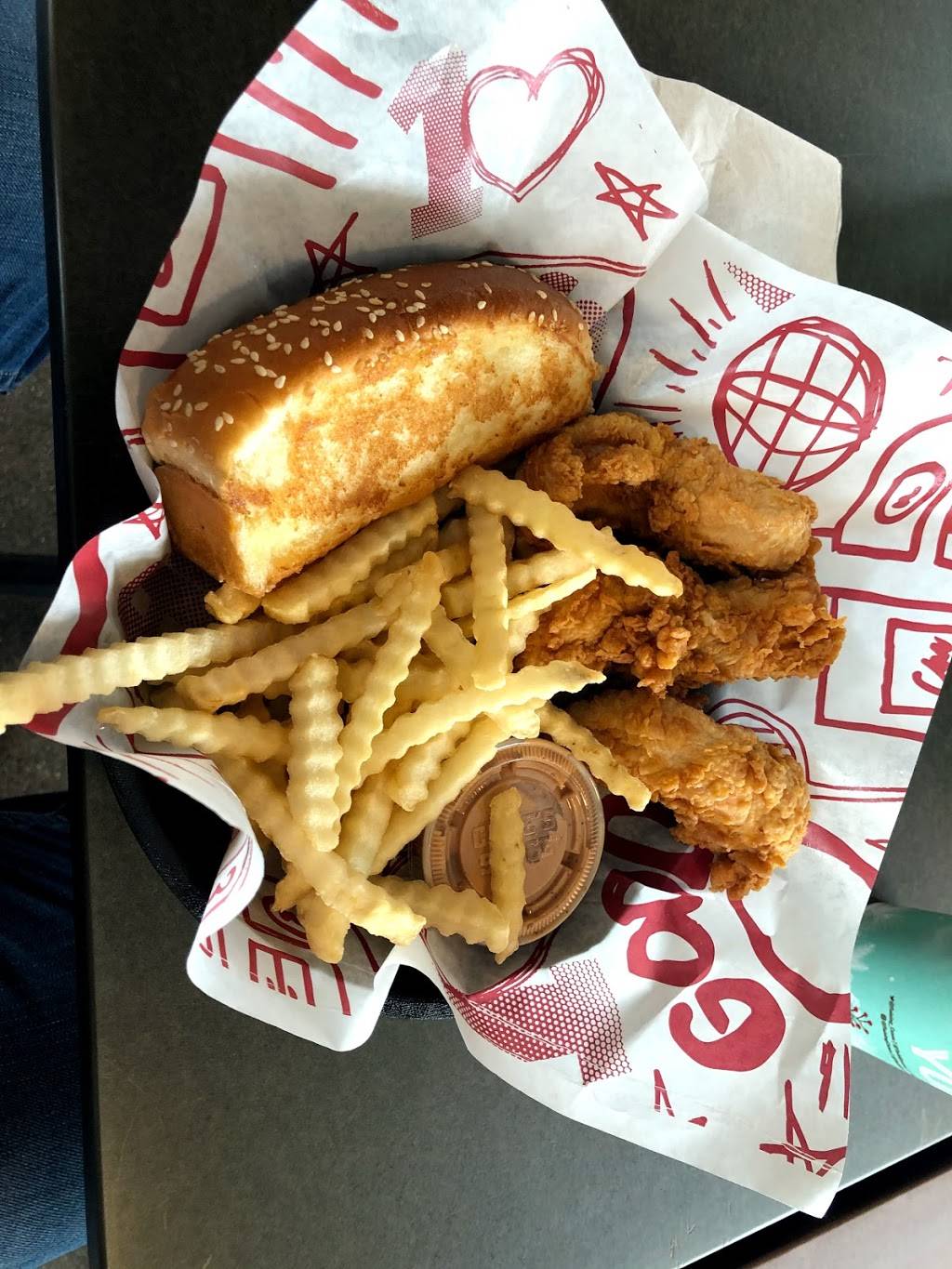 Raising Canes Chicken Fingers | meal takeaway | 6645 S Parker Rd, Centennial, CO 80016, USA | 3036931289 OR +1 303-693-1289