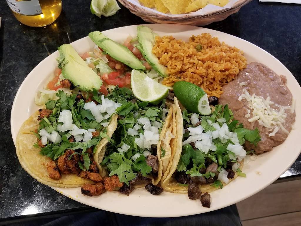 La Ilusion Restaurant & Bar | restaurant | 100-134 IL-25, Carpentersville, IL 60110, USA | 8474262600 OR +1 847-426-2600