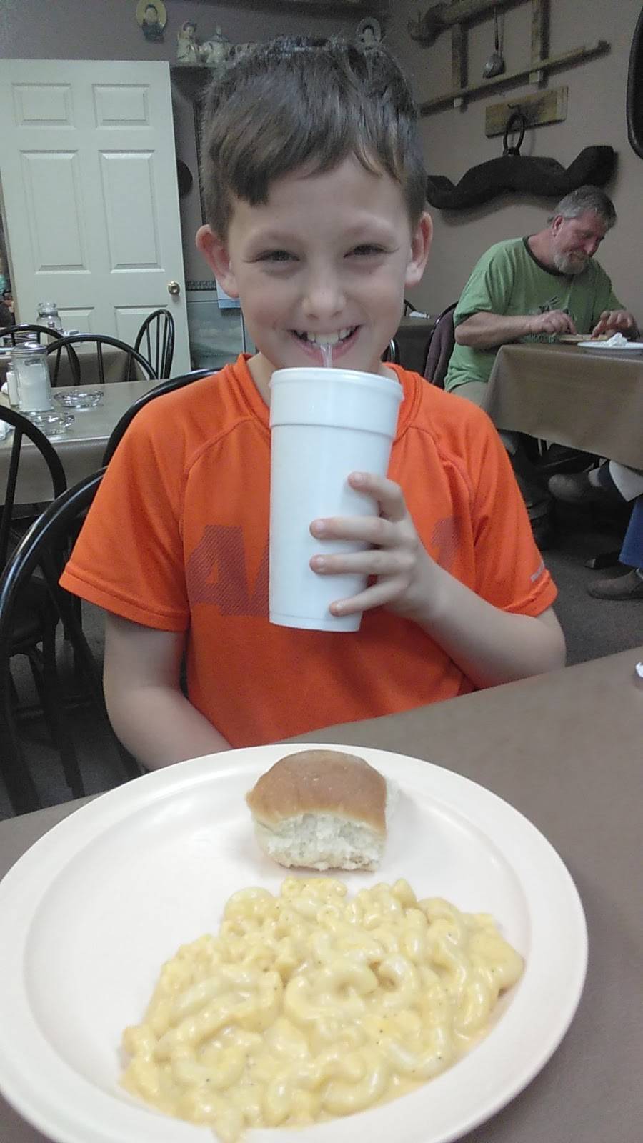 Johnnys | restaurant | 4803 West Blvd, Poplar Bluff, MO 63901, USA | 5736862101 OR +1 573-686-2101