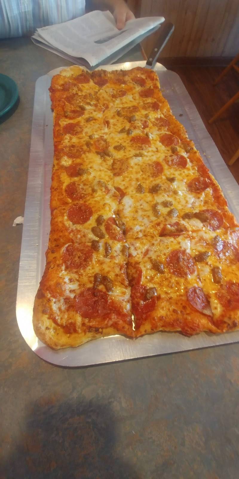 Foxs Pizza Den | restaurant | 289 N Massanutten St, Strasburg, VA 22657, USA | 5404653332 OR +1 540-465-3332