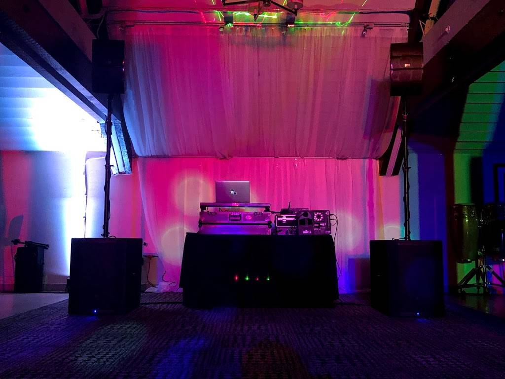 Smugglers Restaurant | night club | 3787 N Blackstone Ave, Fresno, CA 93726, USA | 5599169034 OR +1 559-916-9034