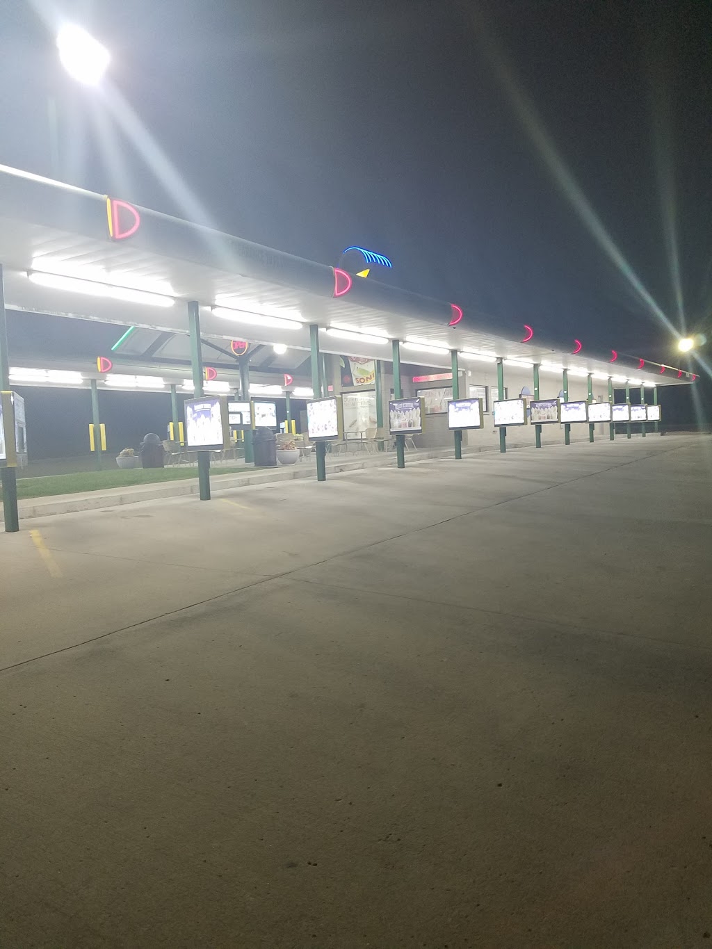 Sonic Drive-In | restaurant | 814 Harvest Hills Dr, Carrollton, MO 64633, USA | 6605423500 OR +1 660-542-3500