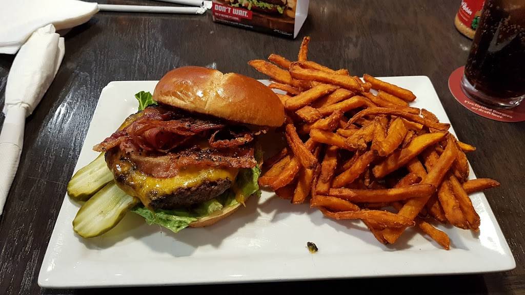 Red Robin Gourmet Burgers and Brews | restaurant | 5460 Corporate Dr, Troy, MI 48098, USA | 2482654690 OR +1 248-265-4690