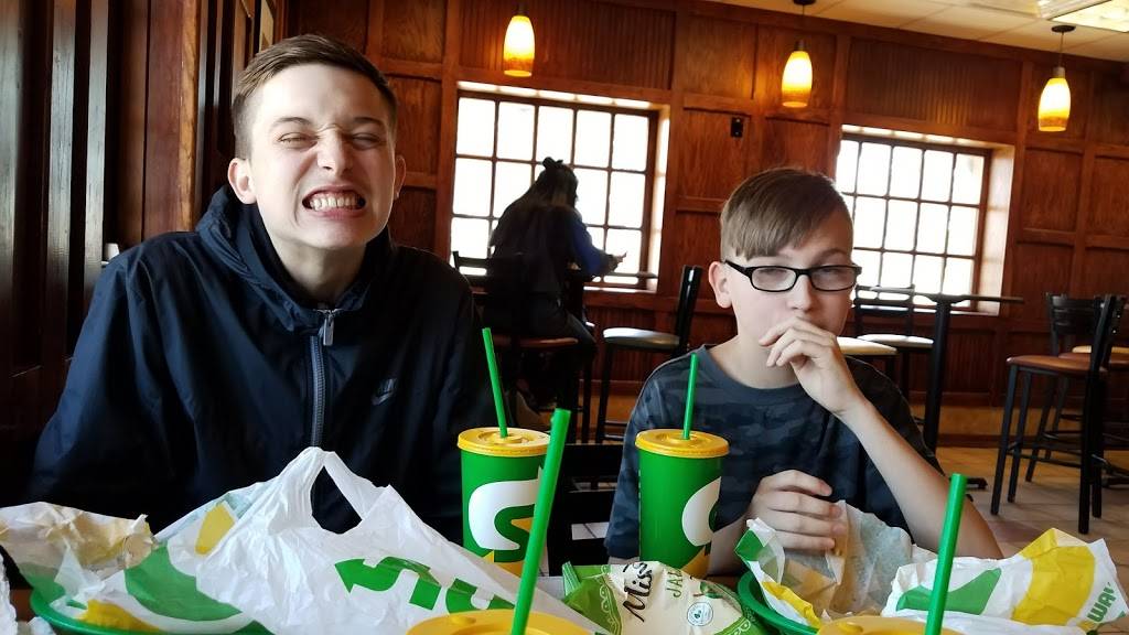 Subway Restaurants | restaurant | 916 Six Flags Dr, Arlington, TX 76010, USA | 8173855272 OR +1 817-385-5272