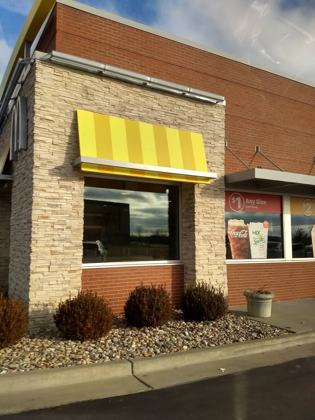 McDonalds | cafe | 3275 SW 3rd St, Lees Summit, MO 64081, USA | 8167614000 OR +1 816-761-4000