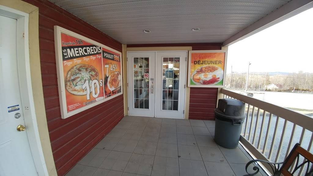 Restaurant Monsieur Poutine | restaurant | 4676 QC-112, Ascot Corner, QC J0B, Canada | 8198200220 OR +1 819-820-0220