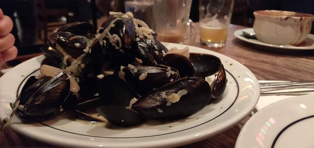 Rowdy Hall | restaurant | 2732, 10 Main St, East Hampton, NY 11937, USA | 6313248555 OR +1 631-324-8555