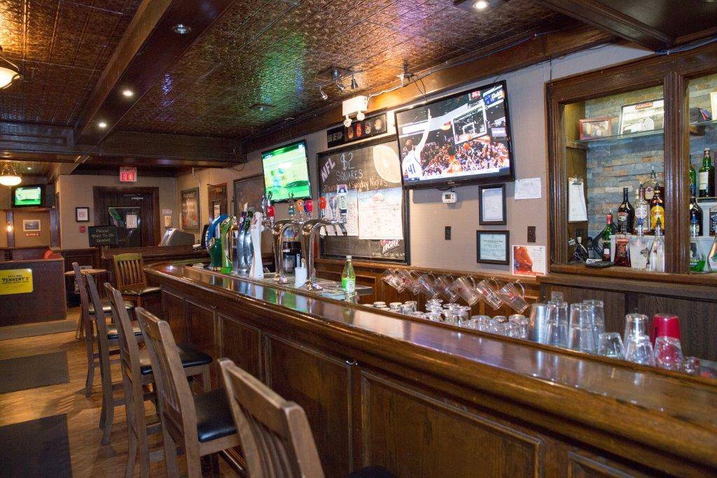 Ye Olde Squire | restaurant | 550 Fennell Ave E, Hamilton, ON L8V 1S9, Canada | 9053887770 OR +1 905-388-7770