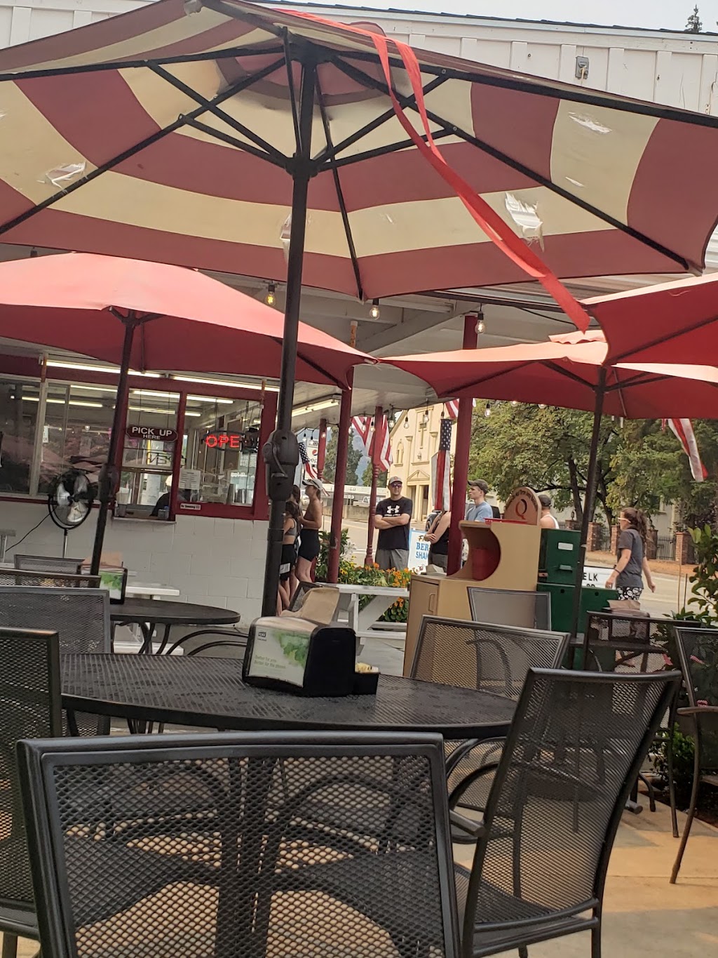 Kens Sidewalk Cafe | restaurant | 100 S Main St, Canyonville, OR 97417, USA | 5418396872 OR +1 541-839-6872