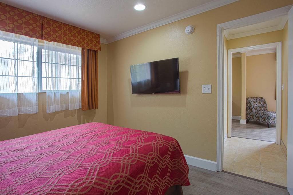 Econo Lodge Inn & Suites Near Legoland | restaurant | 3666 Pio Pico Dr, Carlsbad, CA 92008, USA | 7607294941 OR +1 760-729-4941