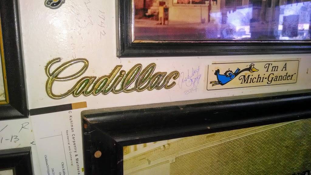 Walts Coney Island | restaurant | 3415 Highland Rd, Waterford Twp, MI 48328, USA | 2486829752 OR +1 248-682-9752