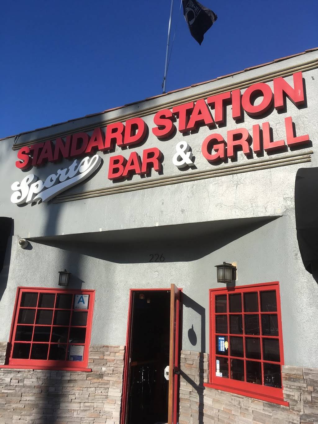 Standard Station Sports Bar & Grill | restaurant | 226 Standard St, El Segundo, CA 90245, USA | 3103222255 OR +1 310-322-2255