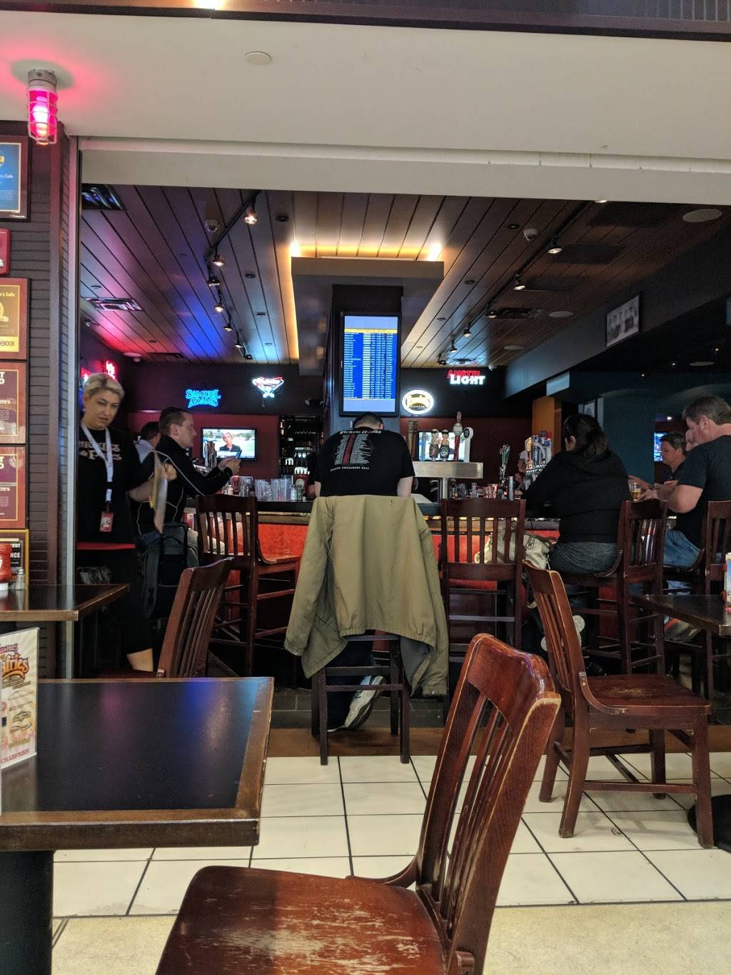 Chickies and Petes | restaurant | Terminal D Philadelphia International Airport 8000 Essington Ave, Philadelphia, PA 19153, USA | 2153652126 OR +1 215-365-2126