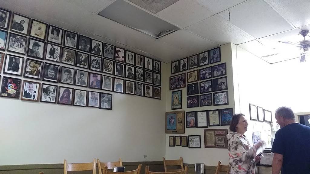 Moms Bar-B-Q House | restaurant | 14062 Vanowen St, Van Nuys, CA 91405, USA | 8187861373 OR +1 818-786-1373