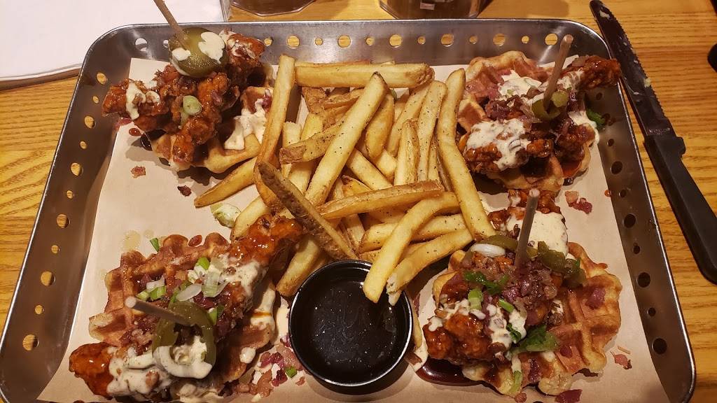 Chilis Grill & Bar | restaurant | 7810 Poplar Ave, Germantown, TN 38138, USA | 9017565203 OR +1 901-756-5203