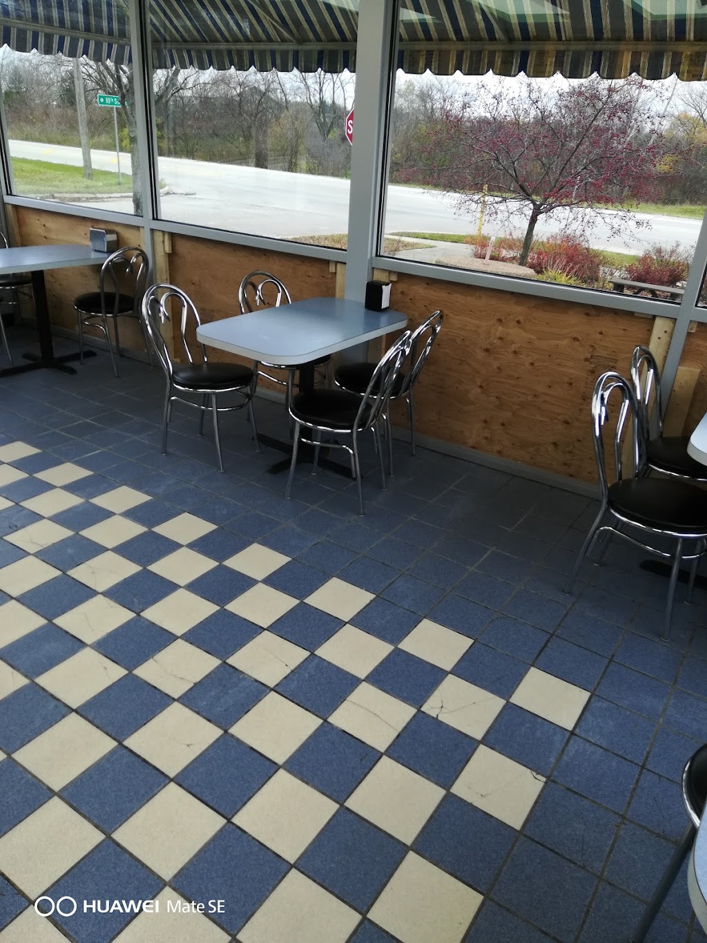 Shirls Drive in of Zion | restaurant | 1723 N Lewis Ave, Zion, IL 60099, USA | 8477319229 OR +1 847-731-9229