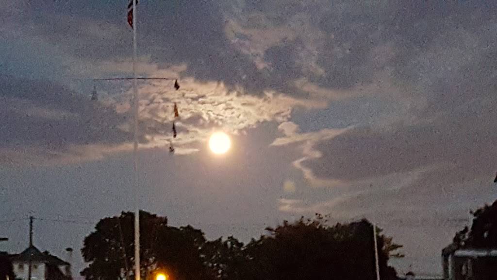 Castaways Yacht Club | restaurant | 425 Davenport Ave, New Rochelle, NY 10805, USA | 9146368444 OR +1 914-636-8444