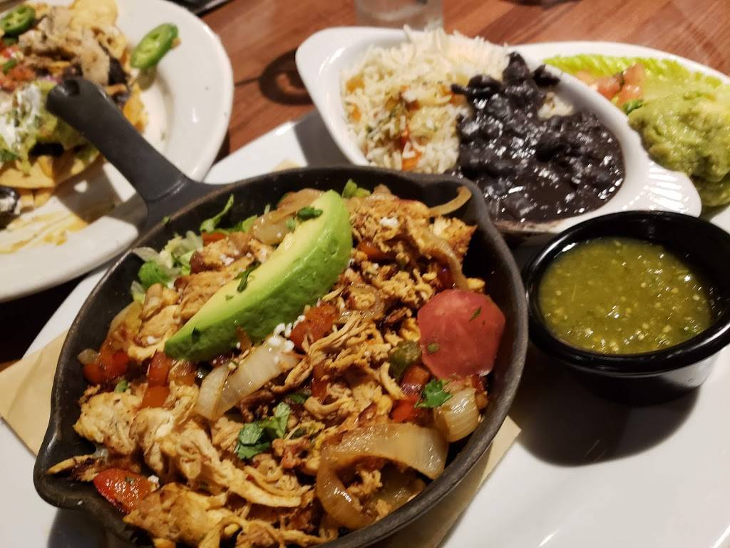 Bar Louie | night club | 15001 Potomac Town Pl #100, Woodbridge, VA 22191, USA | 5712988610 OR +1 571-298-8610