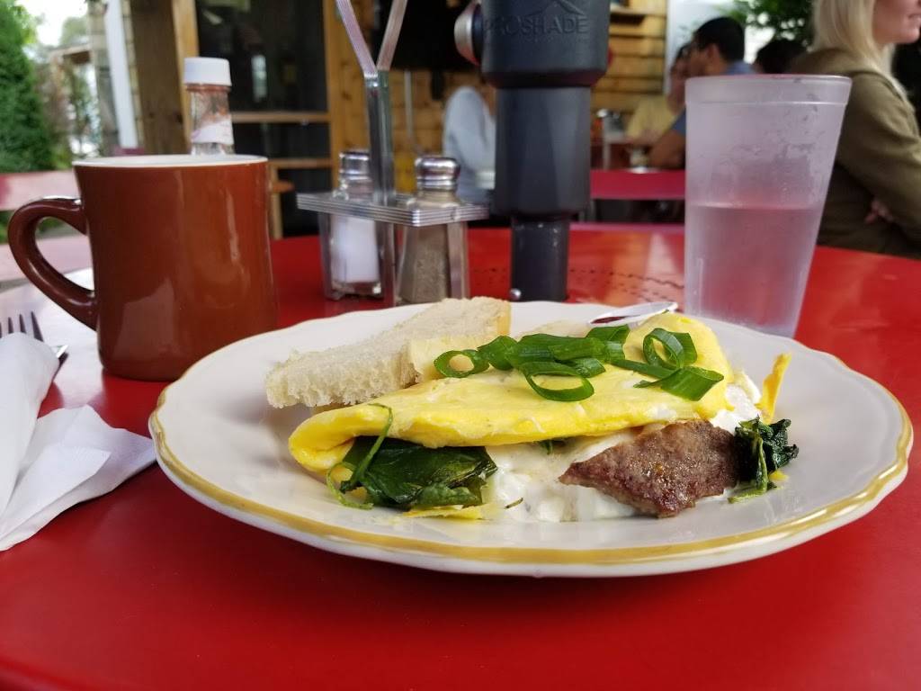 Frenchies Famous | restaurant | 619 Randolph St, Traverse City, MI 49684, USA | 2319441228 OR +1 231-944-1228