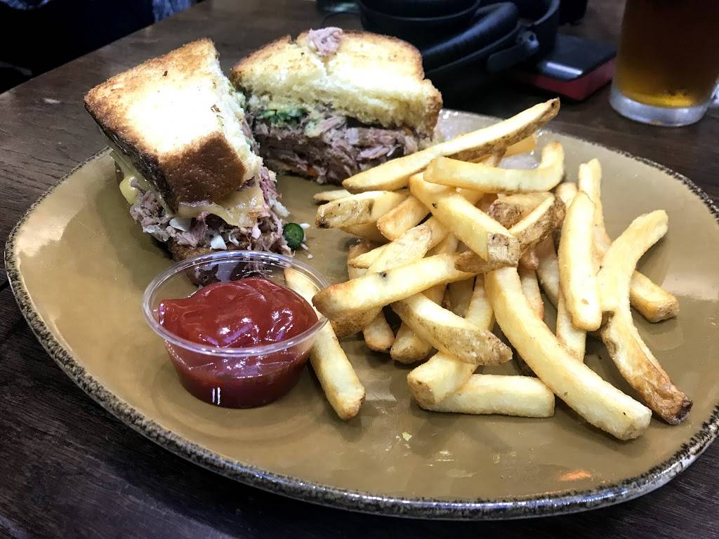 Fords Filling Station | restaurant | Los Angeles International Airport - Terminal 5, West Way, Los Angeles, CA 90045, USA | 2132350254 OR +1 213-235-0254