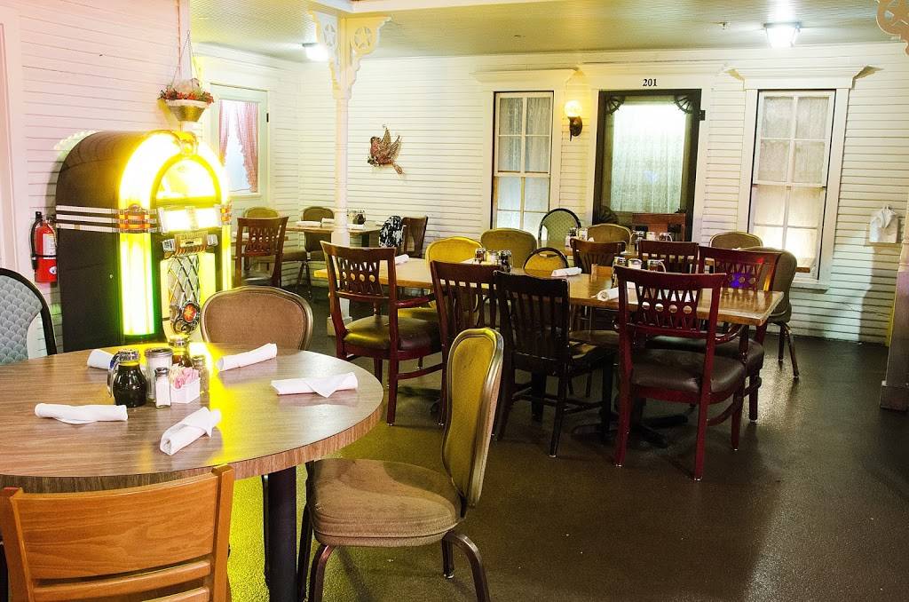 Babes Chicken Dinner House | restaurant | 230 N Center St, Arlington, TX 76011, USA | 8178010300 OR +1 817-801-0300