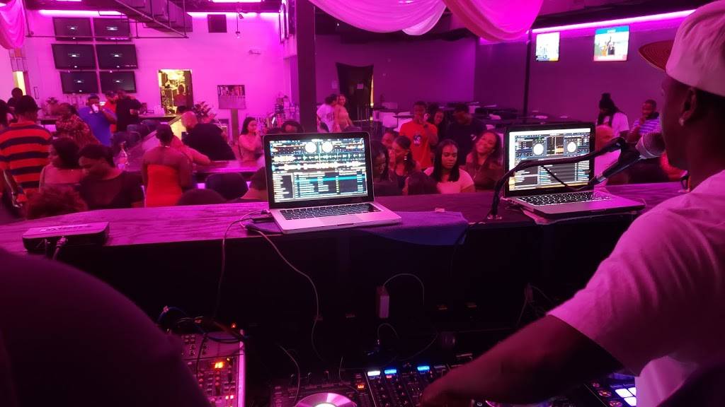 Fly Lounge | restaurant | 2158 Colonial Blvd, Fort Myers, FL 33907, USA | 2392082673 OR +1 239-208-2673