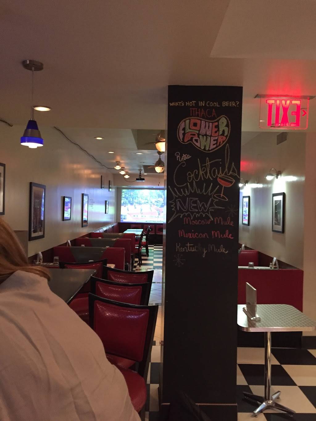 Retro Bar and Grill | restaurant | 150 Delancey St, New York, NY 10002, USA | 2122288379 OR +1 212-228-8379