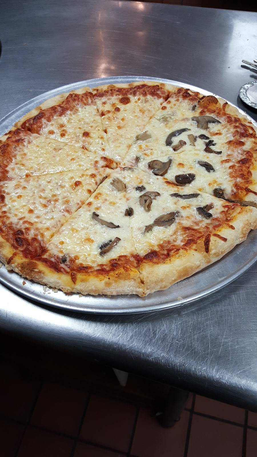 Mollys Eatery & Drinkery | restaurant | 1000 W Lincoln Hwy, DeKalb, IL 60115, USA | 8155170335 OR +1 815-517-0335