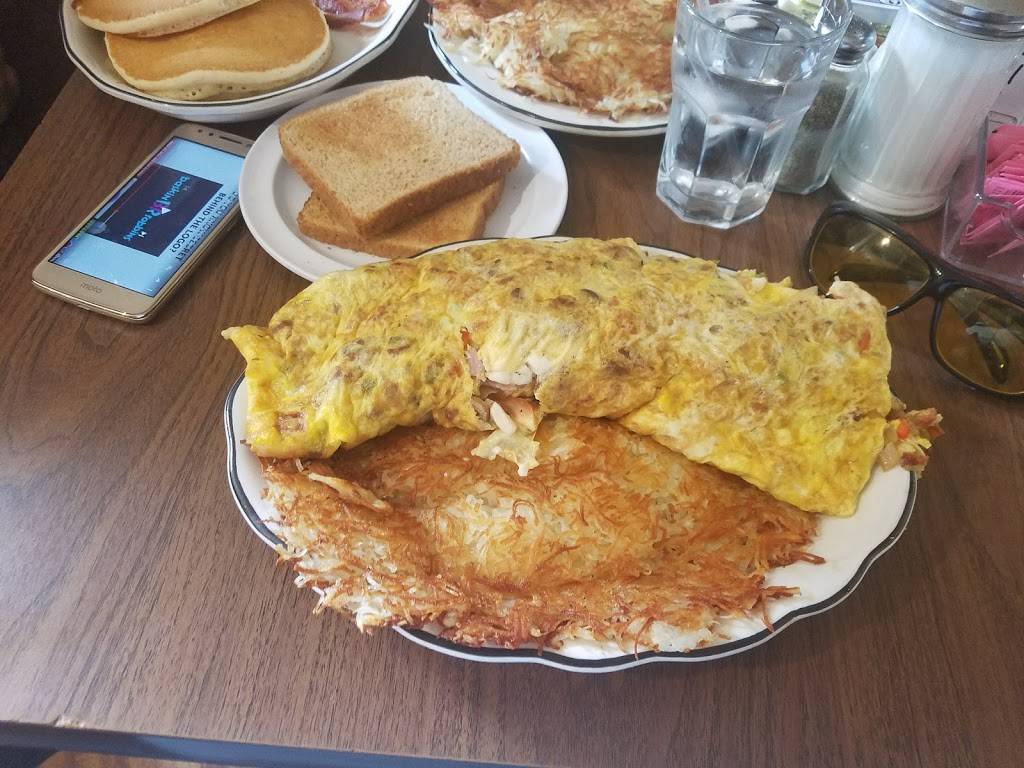 Cal-Harbor Restaurant & Lounge | night club | 546 E 115th St, Chicago, IL 60628, USA | 7732645435 OR +1 773-264-5435