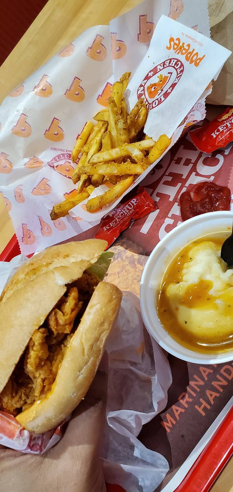 Popeyes | meal takeaway | 1448 Lawrence Ave E, Scarborough, ON M1R 4B7, Canada | 6473486644 OR +1 647-348-6644