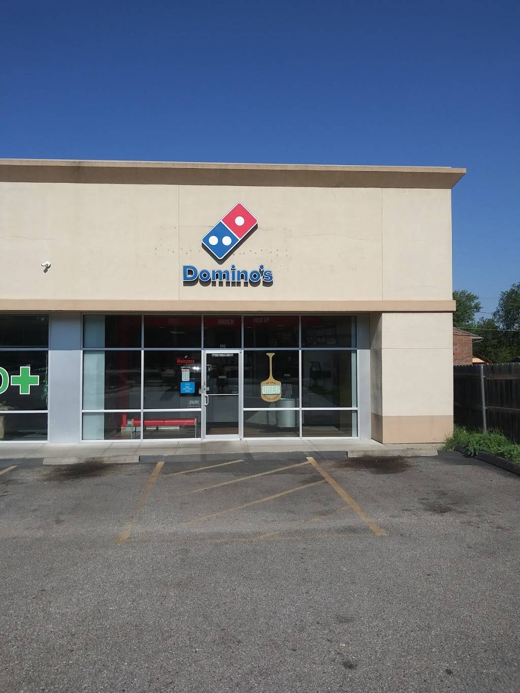 Dominos Pizza | meal delivery | 327 N Hillside St, Wichita, KS 67214, USA | 3163515525 OR +1 316-351-5525
