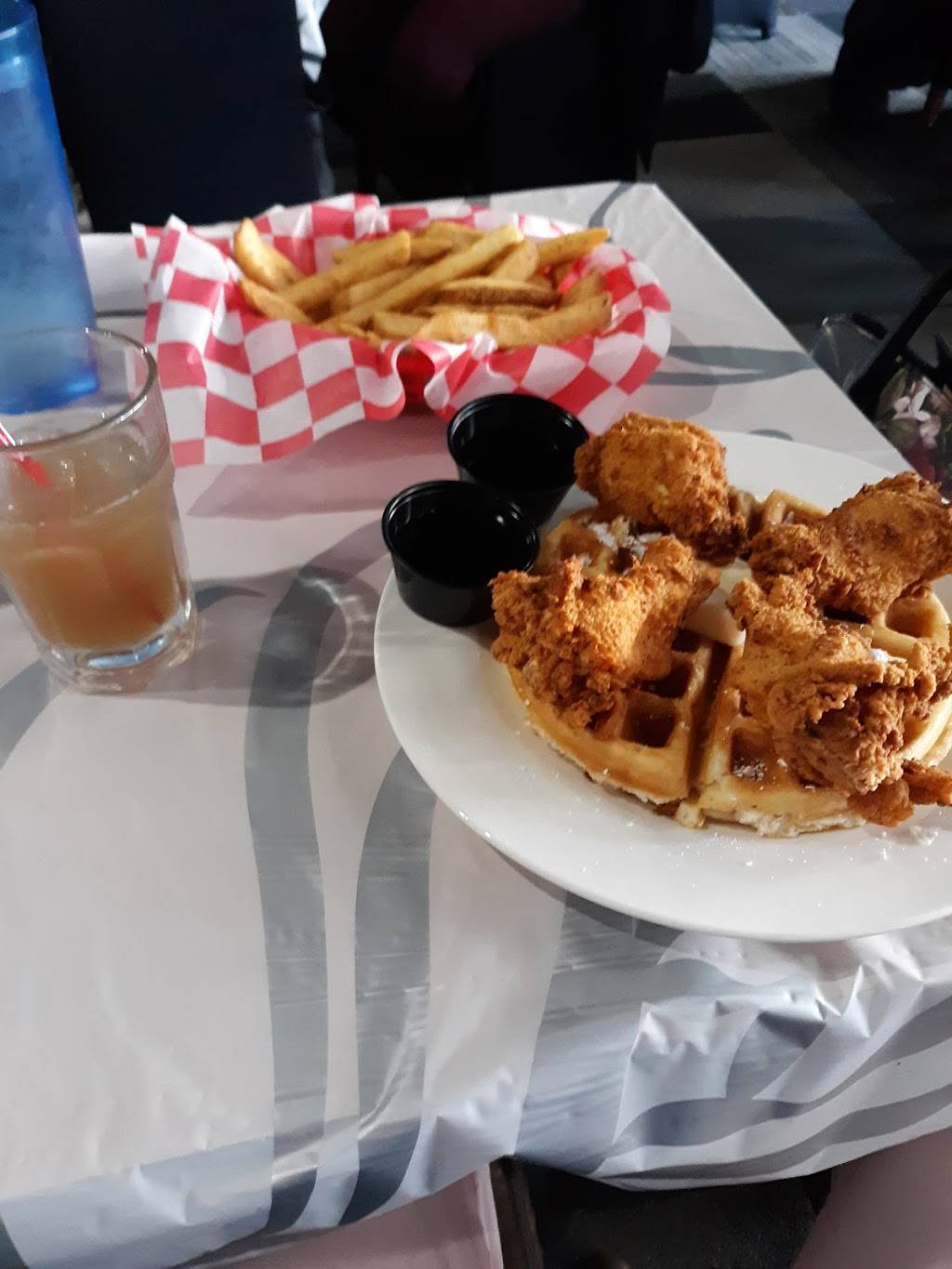 Hobos Bar & Grill | restaurant | 2701 W Jefferson Blvd, Fort Wayne, IN 46802, USA | 2602092179 OR +1 260-209-2179