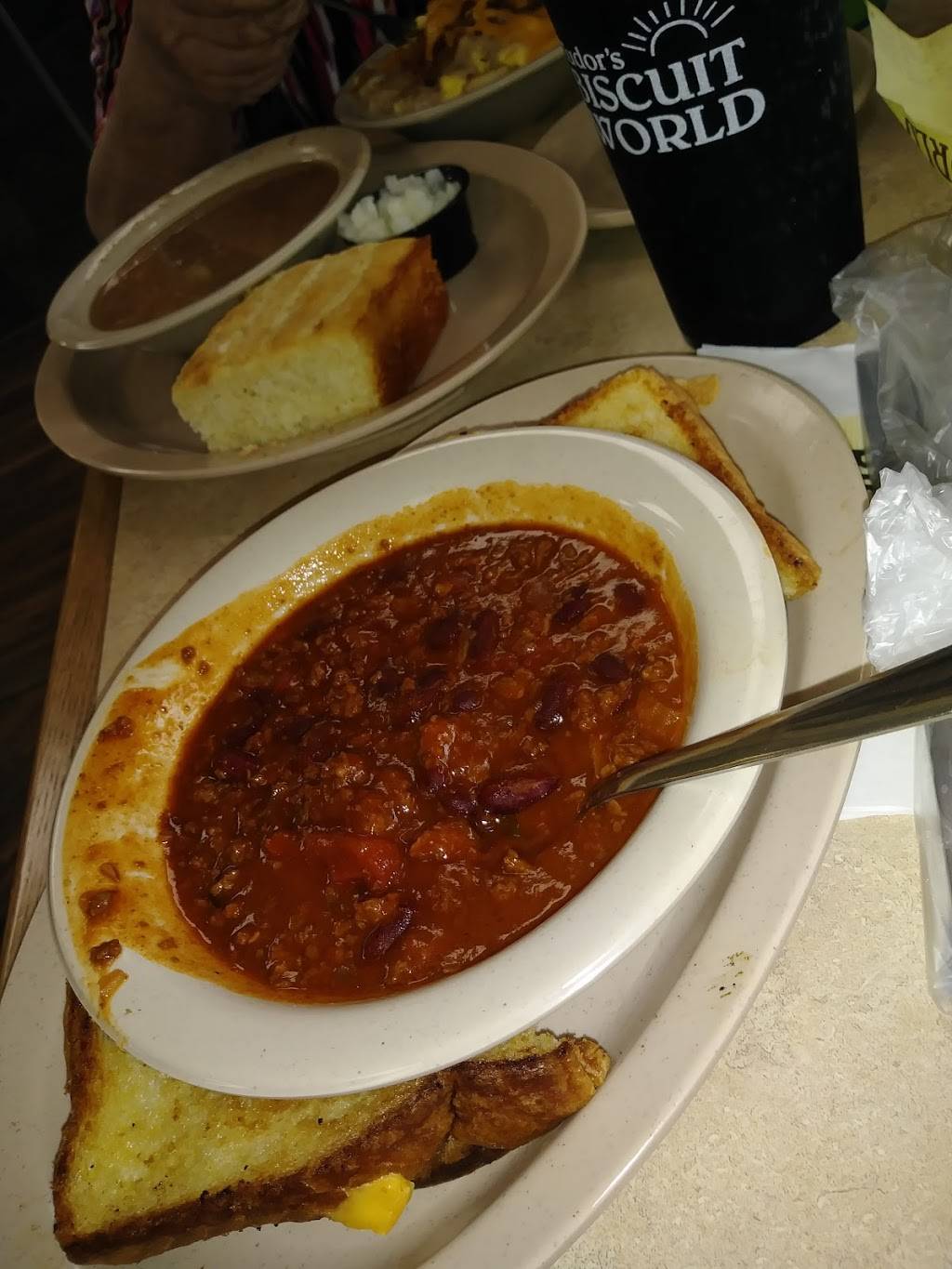 Tudors Biscuit World | restaurant | 1083 Main St, Elkview, WV 25071, USA | 3049657769 OR +1 304-965-7769