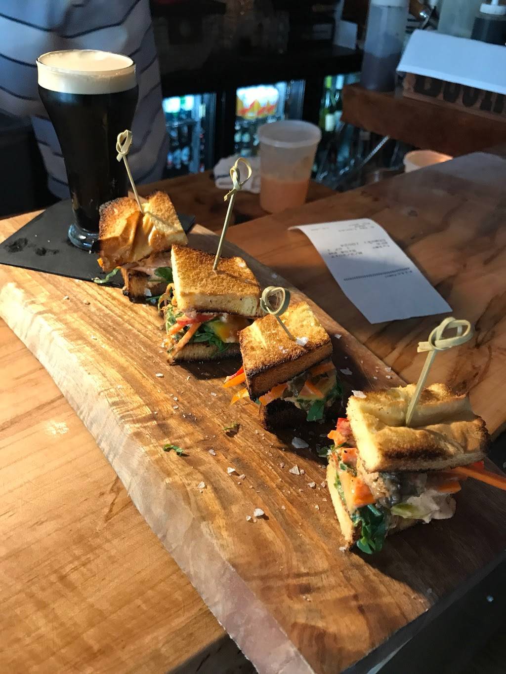 Sailor Oyster Bar | restaurant | 2824, 196 West St, Annapolis, MD 21401, USA | 4105715449 OR +1 410-571-5449