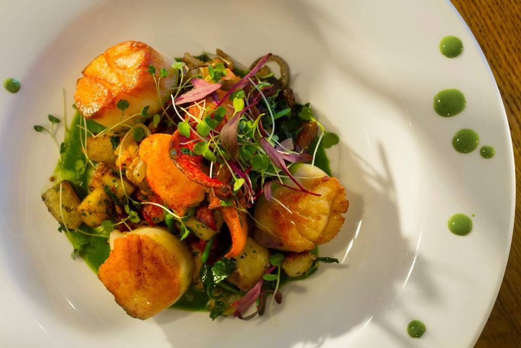 Red Rooster | restaurant | 14 The Green, Woodstock, VT 05091, USA | 8883382745 OR +1 888-338-2745