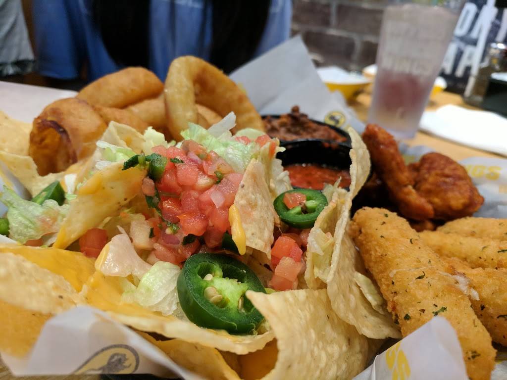 Buffalo Wild Wings | restaurant | 6 Green Acres Rd W, Valley Stream, NY 11582, USA | 5165619453 OR +1 516-561-9453