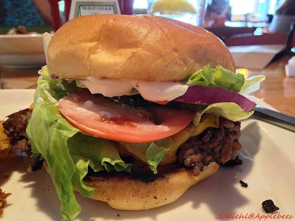 Applebees Grill + Bar | restaurant | 3 Cabela Dr, Triadelphia, WV 26059, USA | 3045470339 OR +1 304-547-0339