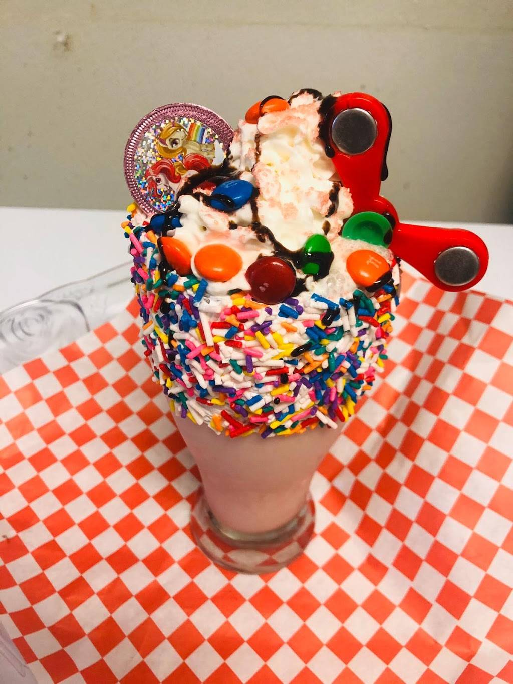 Chippys Burgers Gyros Shakes | restaurant | 11609 S Texas 6, Sugar Land, TX 77498, USA | 3463092463 OR +1 346-309-2463