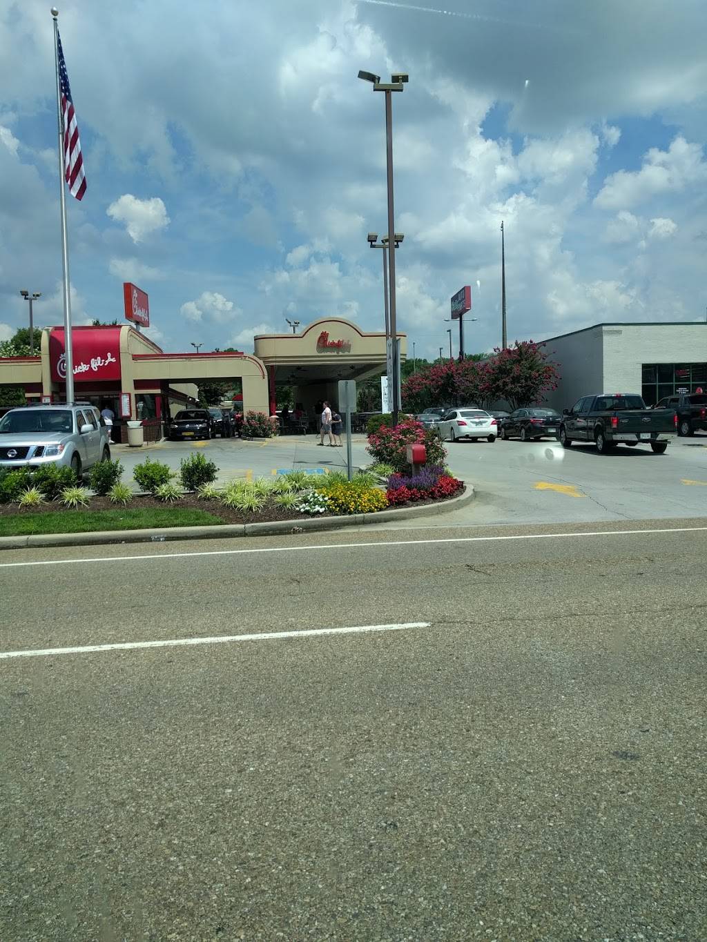 Chick-fil-A | restaurant | 7520 Kingston Pike, Knoxville, TN 37919, USA | 8655880100 OR +1 865-588-0100
